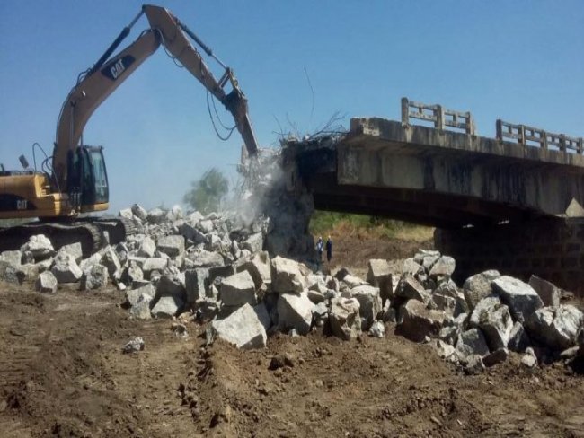 DER-PE est concluindo demolio de ponte interditada no municpio de Bodoc
