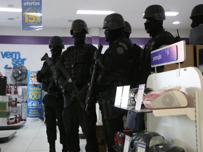 Polcia frustra assalto a loja Magazine Luza , liberta refns e prende bandidos