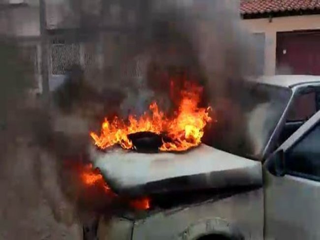 Carro pega fogo e causa susto em bairro na rea central de Juazeiro