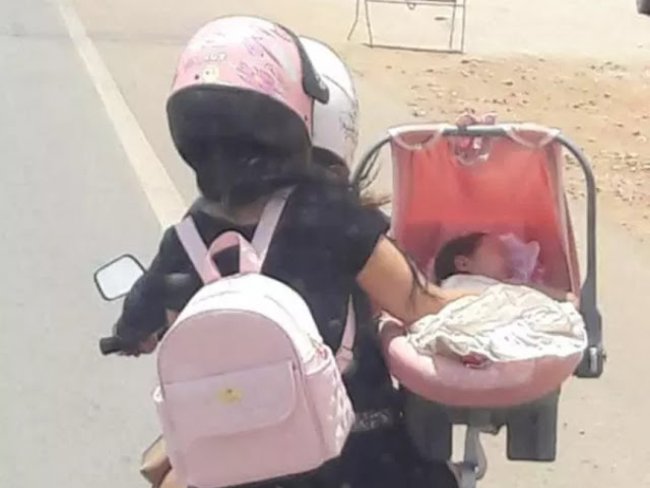 Mulher leva recm-nascido em cadeirinha na garupa de moto em Casa Nova