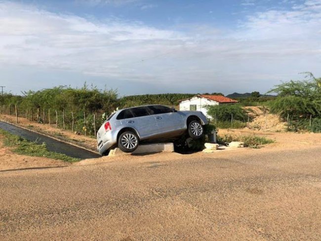 Motorista perde o controle e carro e quase cai em canal no Distrito de Manioba, em Juazeiro