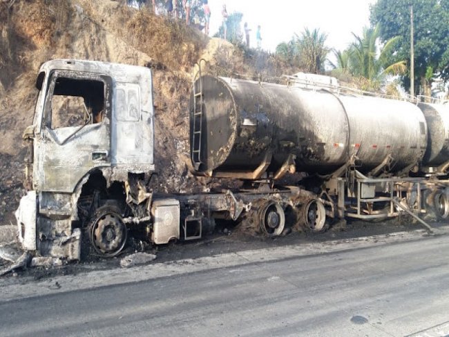 Caminho-tanque pega fogo enquanto transportava leo diesel na BR-101 em Pernambuco
