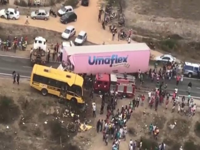 Batida entre carreta e nibus escolar deixa 5 mortos na BR-116, em Feira de Santana (BA)