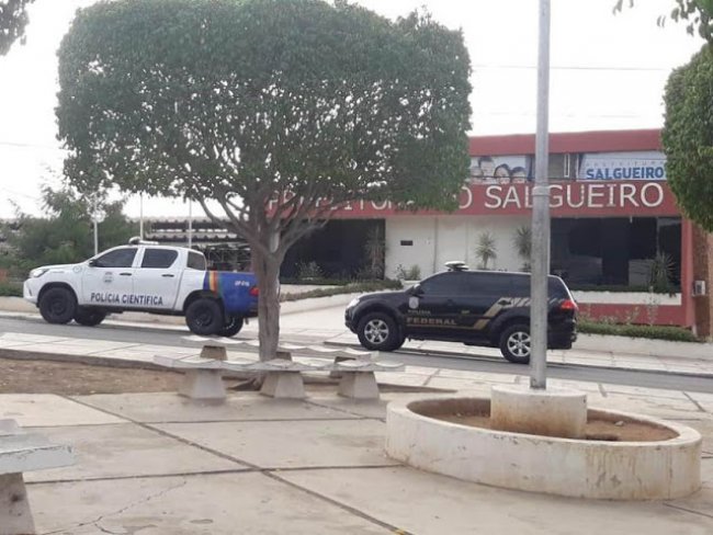 Polcia Federal realiza operao na Prefeitura de Salgueiro