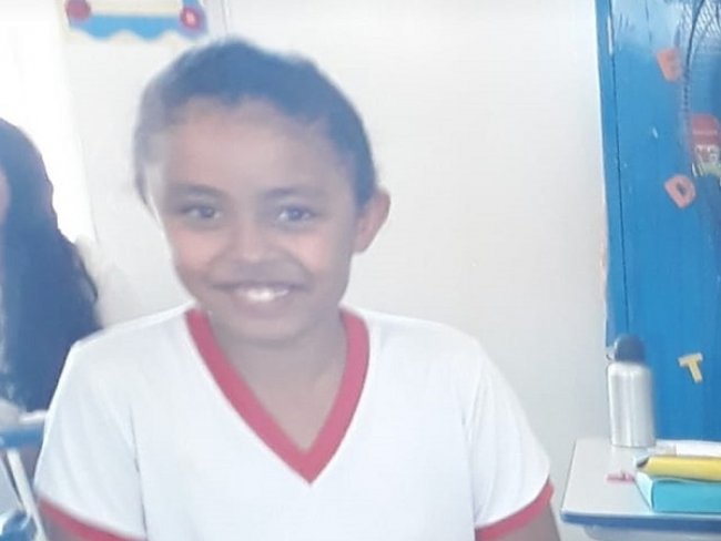 Criana de 8 anos morre ao colocar cabea para fora de van em movimento em Serra Talhada