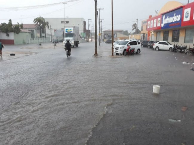 Chuva acompanhada de ventos fortes, relmpagos e troves causa estragos em Petrolndia, PE