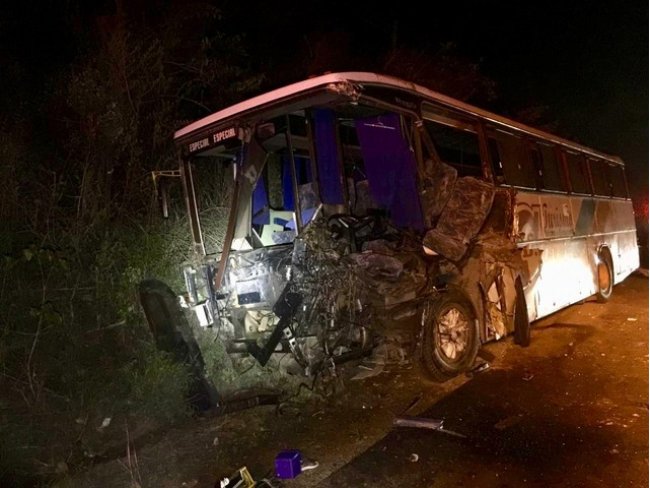 Grave acidente deixa trs mortos e 20 feridos na BR 232, prximo  Gravat-PE