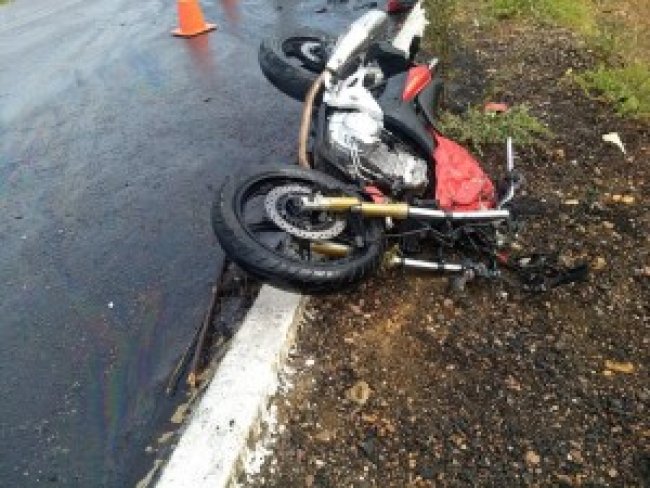 Motociclista colide em traseira de nibus na BR-232, em ST