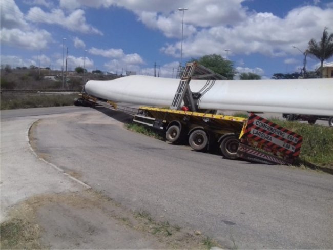 Carreta que transporta hlice de turbina elica cai em vala e bloqueia trnsito na BR-232, em Caruaru