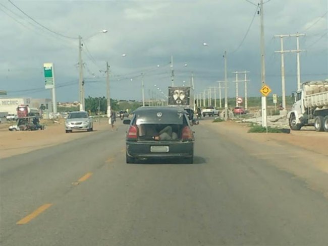 Motorista  flagrado com passageiro no porta-malas de caro na Avenida Transnordestina