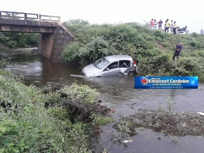 PROFESSORA SE ENVOLVE EM ACIDENTE E CAI COM CARRO EM BARRANCO NA CIDADE DE OURICURI