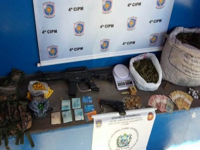 Operao policial apreende rplica de fuzil, drogas e dinheiro em Petrolndia