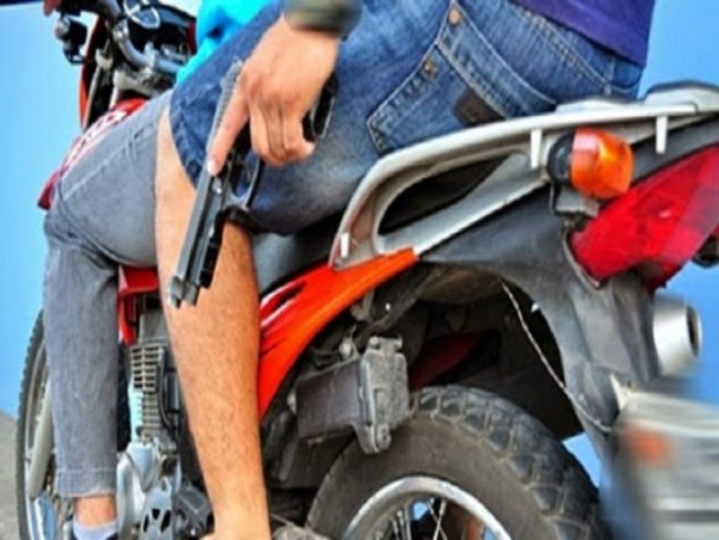 Adolescente  alvo de tentativa de homicdio em Serra Talhada, PE; bala pegou de raspo no pescoo