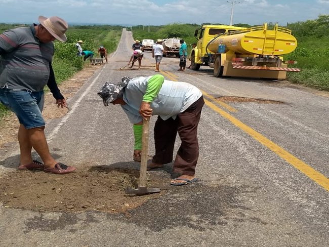 Cansados de esperar pelo governo de Pernambuco, motoristas tapam buracos da PE-507, entre Moreilndia e Exu, no Serto do estado