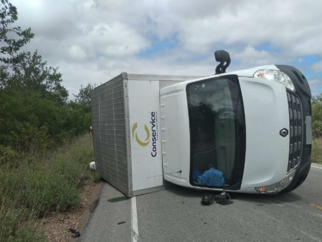 Caminho tomba na PE-360 entre Ibimirim e Floresta, no Serto de Pernambuco