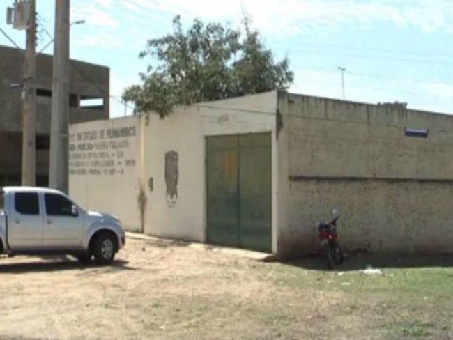 Polcia derruba ?lojinha das drogas? dentro da Cadeia de Serra Talhada, em PE