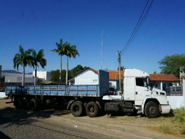 Caminhoneiro tem R$ 15 mil furtados de dentro de veculo quando descarregava no Centro de Serra Talhada,PE