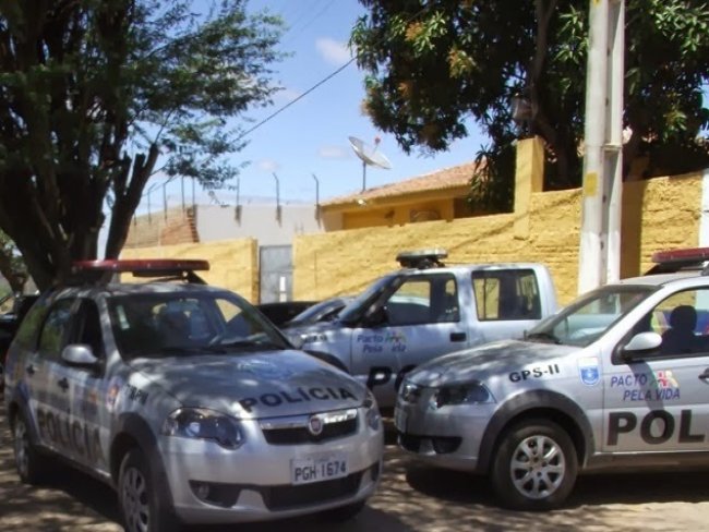 Guardas da Cadeia Pblica de Araripina apreendem aparelhos celulares e droga
