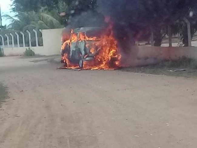 Veculo que transporta estudantes pega fogo na zona rural de Custodia