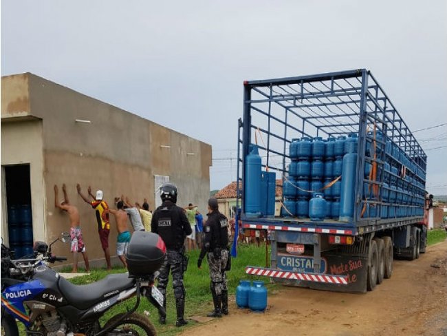 Suspeitos de assalto a caminho so detidos e PM recupera 1.200 botijes de gs em Pernambuco