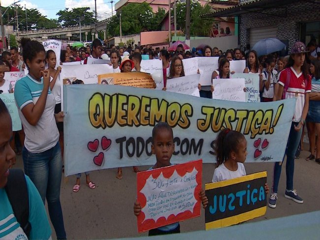 Moradores de Paudalho protestam e pedem respostas sobre desaparecimento de mulher sequestrada