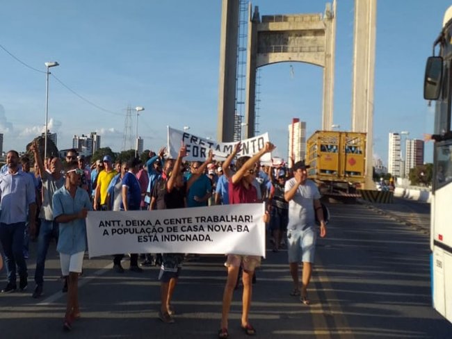 Empresrios de transporte alternativo realizam protesto na Ponte Presidente Dutra