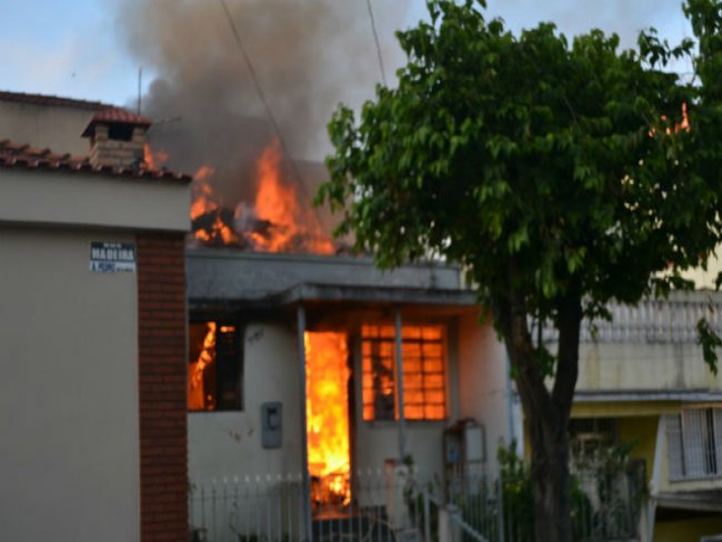 Homem bate na esposa, ateia fogo na casa e tenta enfrentar policiais durante confuso em Serra Talhada, PE