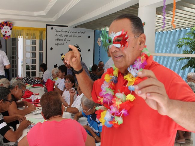 Em clima de festa, idosos confeccionam fantasias para brincar no Carnaval de Petrolina
