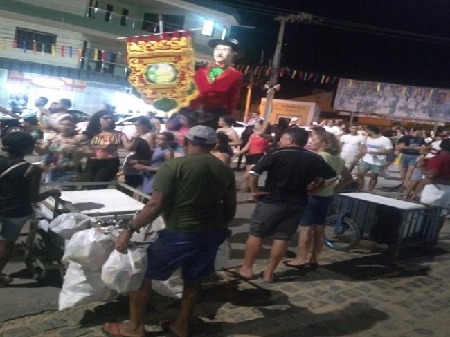 Blocos da OAB e Tabacaria levam alegria para as ruas de Salgueiro em prvias carnavalescas