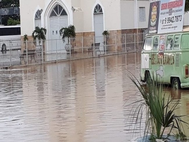 Chuva deixa ruas alagadas em Lagoa Grande-PE