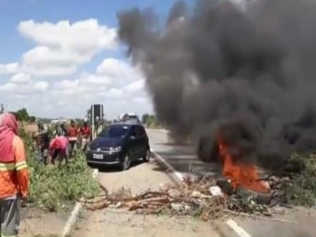 Moradores do povoado Guarani bloqueiam BR-232 em protesto por gua nas torneiras