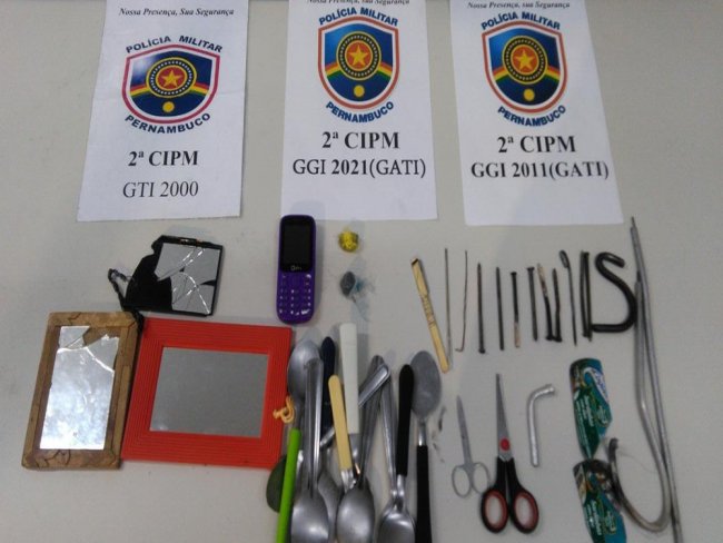 Polcia apreende celular, droga e armas artesanais na cadeia pblica de Cabrob, PE