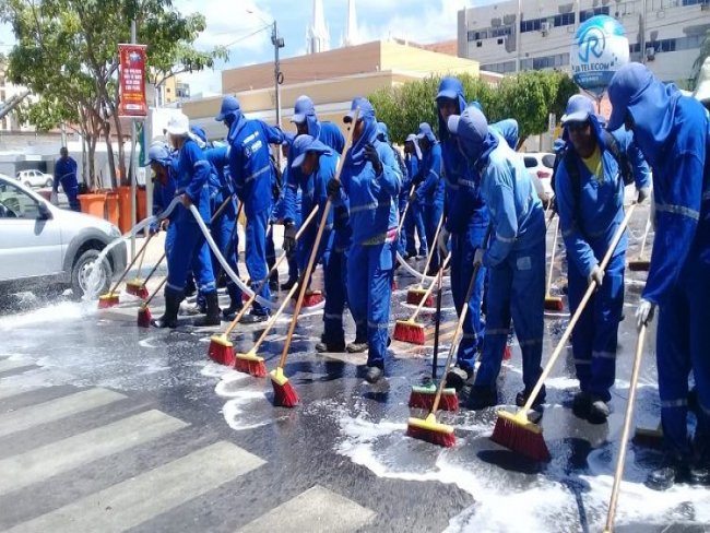Equipe de limpeza pblica recolhe sete toneladas de lixo no Carnaval de Petrolina