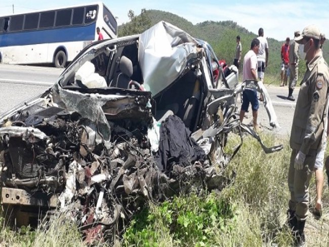Homem de 31 anos morre em coliso entre Hilux e nibus no municpio de Serra Talhada