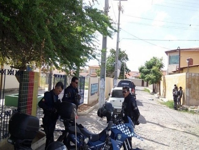 Petrolina: Ronda policial  reforada na escola Humberto Soares para impedir possvel ataque planejado para esta segunda-feira (18)
