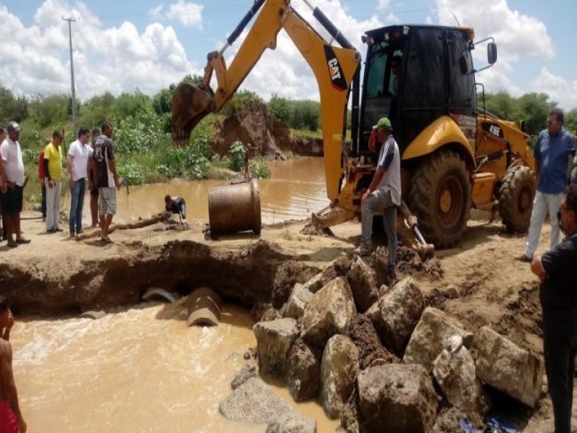 Viao Pernambucana conserta buraco para poder passar no desvio da ponte entre Bodoc e Ouricuri, PE