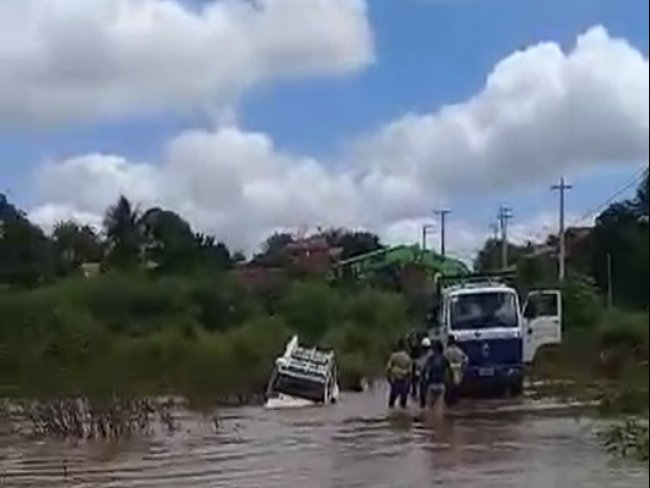 Veculo da Celpe  arrastado pelas guas do Rio Paje na Passagem Molhada em Floresta, PE