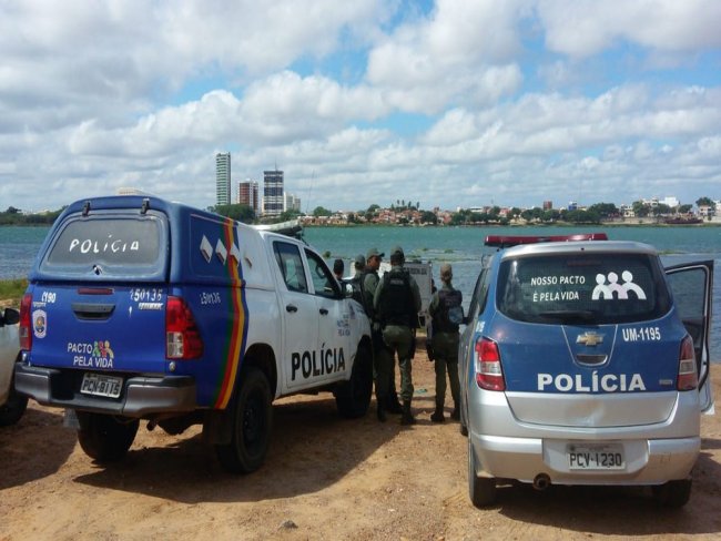 Corpo de homem  encontrado boiando no Rio So Francisco, prximo a ponte Presidente Dutra em Petrolina, PE