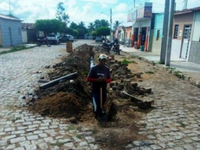 Secretaria de Infraestrutura de Cabrob instala tubulao de esgoto em dois bairros