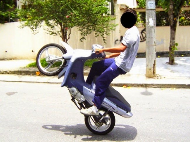 Polcia detm jovens flagrados empinando cinquentinhas em frente  escola de Mirandiba