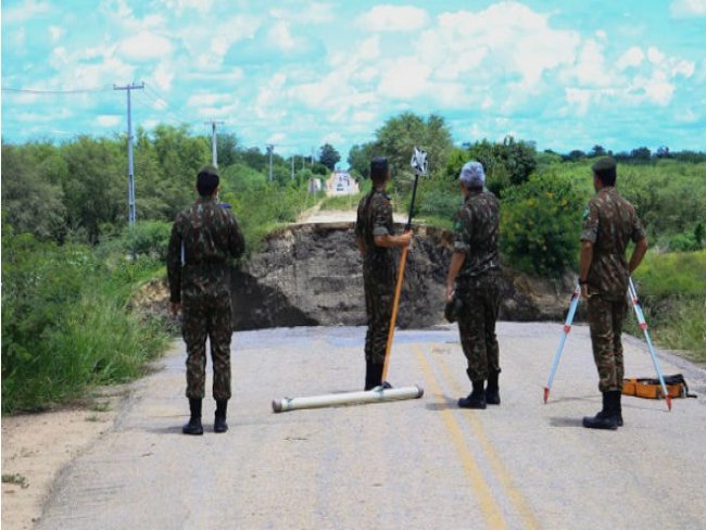 Exrcito avalia possibilidade de instalar estrutura provisria em ponte danificada pelas chuvas, no Serto de Pernambuco