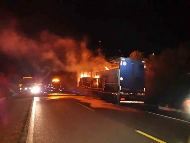 Reboque de caminho que transportava papelo pega fogo na BR-116 em Salgueiro, PE