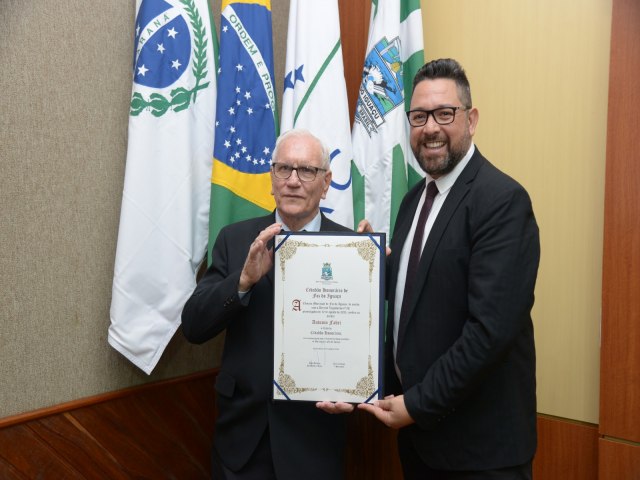 Dicono Antonio Fabri  congratulado com Ttulo de Cidado Honorrio de Foz do Iguau
