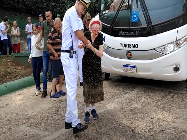 Lar dos Velhinhos comemora 40 anos com passeio no Kattamaram no rio Iguau