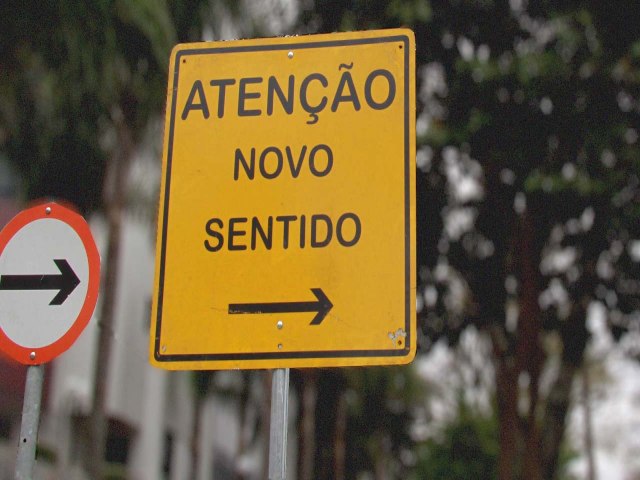 Ateno motoristas! Rua Jorge Sanwais ter sentido nico entre a Rua Tarob e a Avenida JK