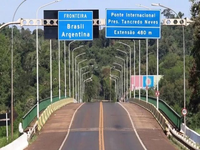 Filas imensas na Aduana da Ponte da Fraternidade , lado brasileiro.Entenda