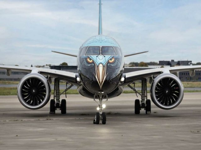 Com cara de guia robtica, Embraer apresenta pintura Tech Eagle em uma aeronave E195-E2