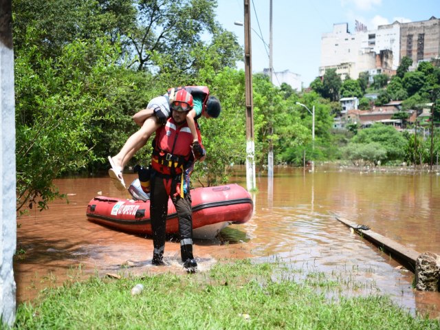 Brigada da Itaipu evacuaram cerca de 60 famlias de reas inundadas em Cidade do Leste, Paraguai