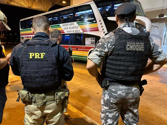 PRF fiscaliza nibus com torcedores argentinos que cruzaram a fronteira em Foz 