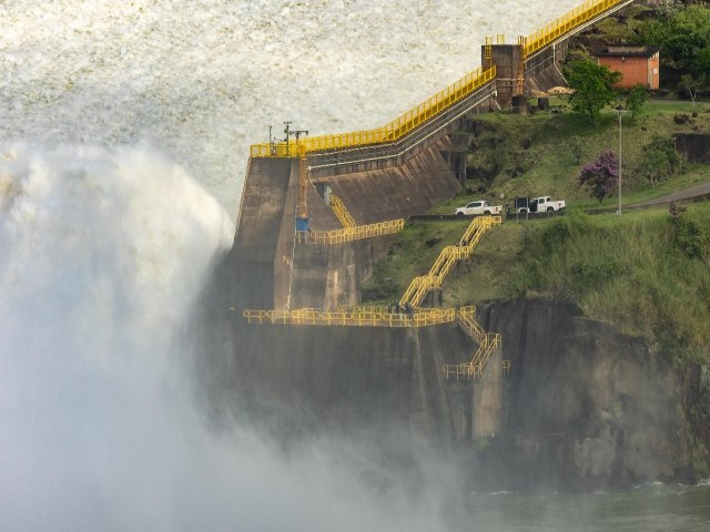 Itaipu diminui vertimento para reduzir o impacto da cheia do Rio Iguau